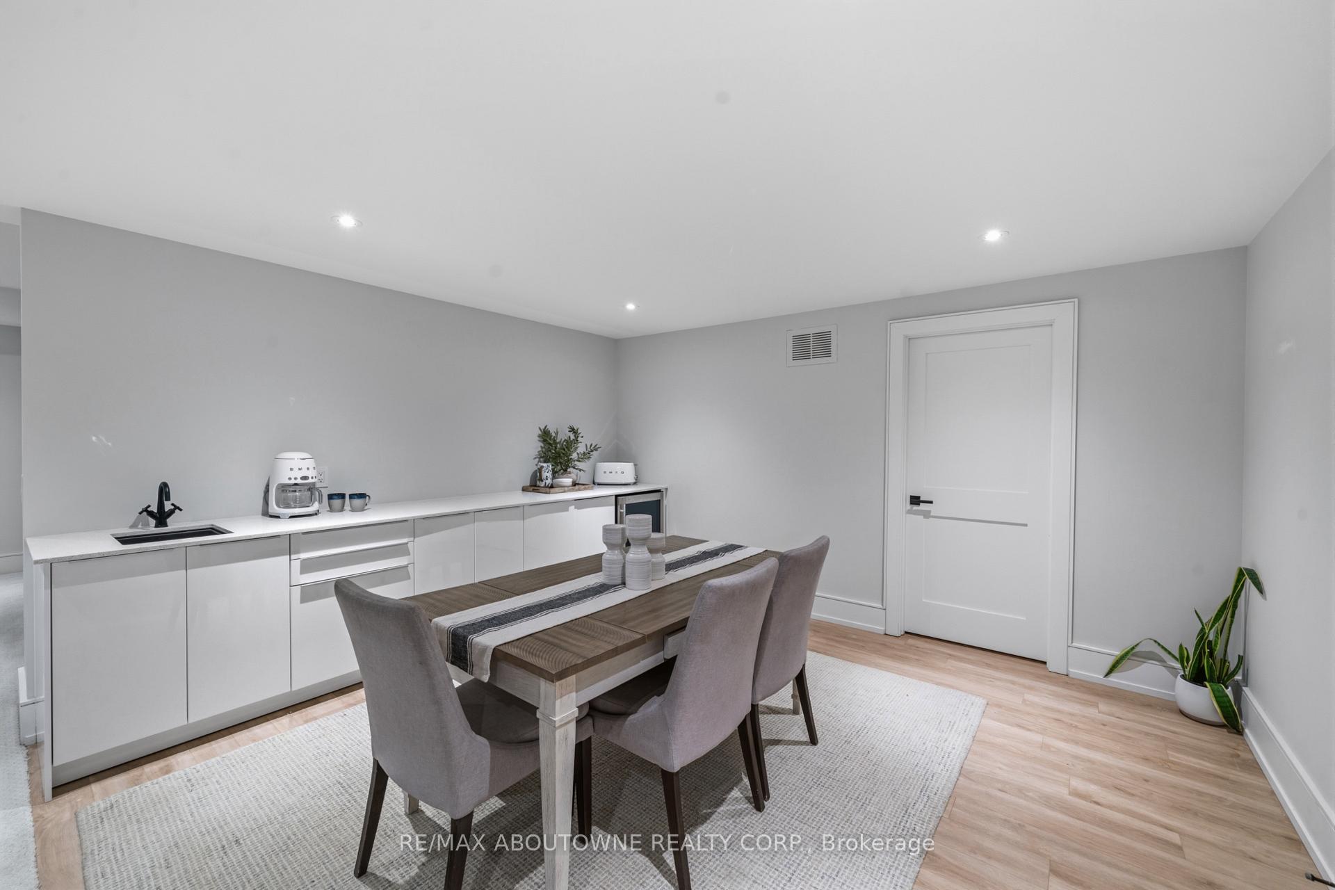 489 Lakeshore Road W