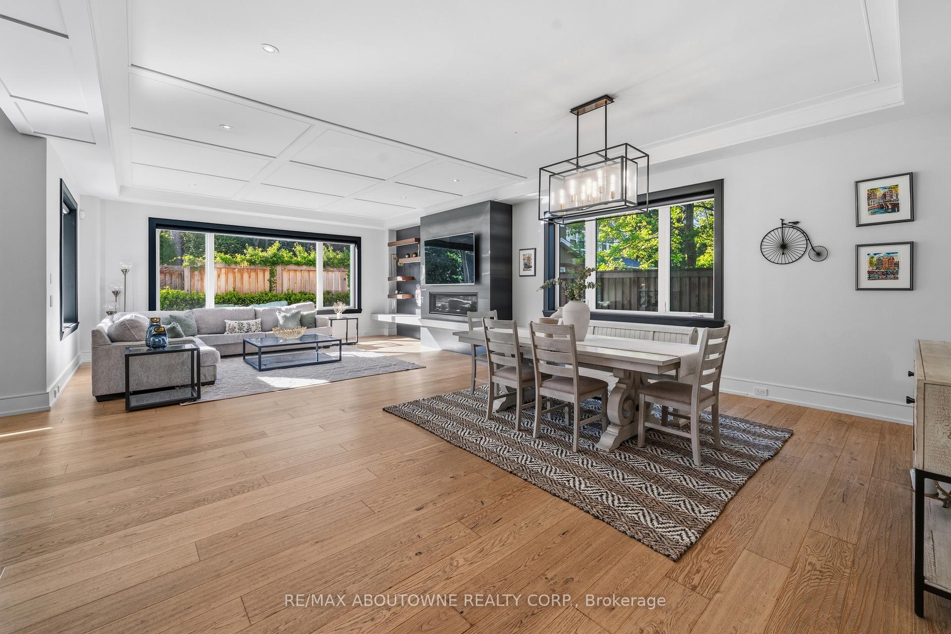489 Lakeshore Road W