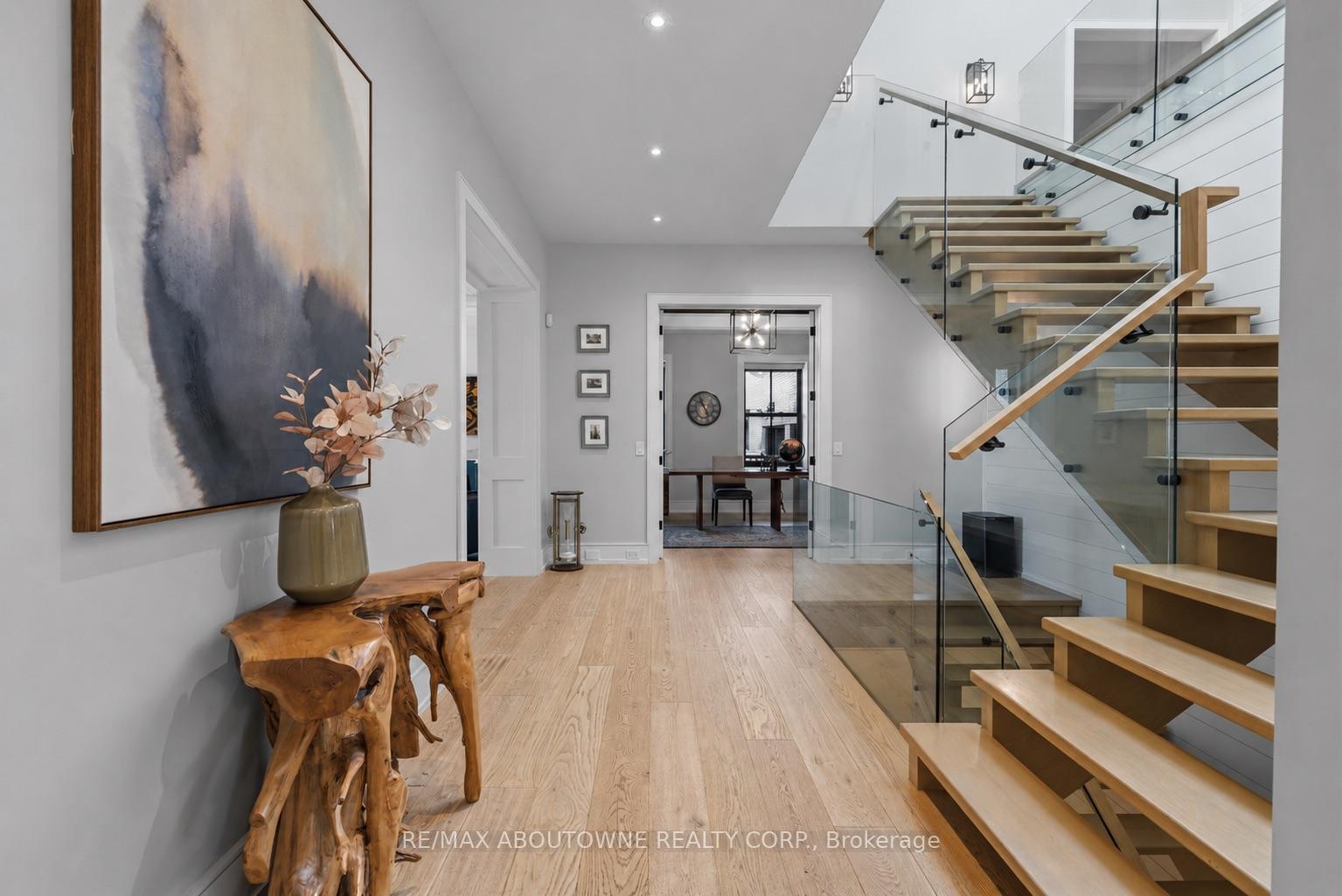 489 Lakeshore Road W