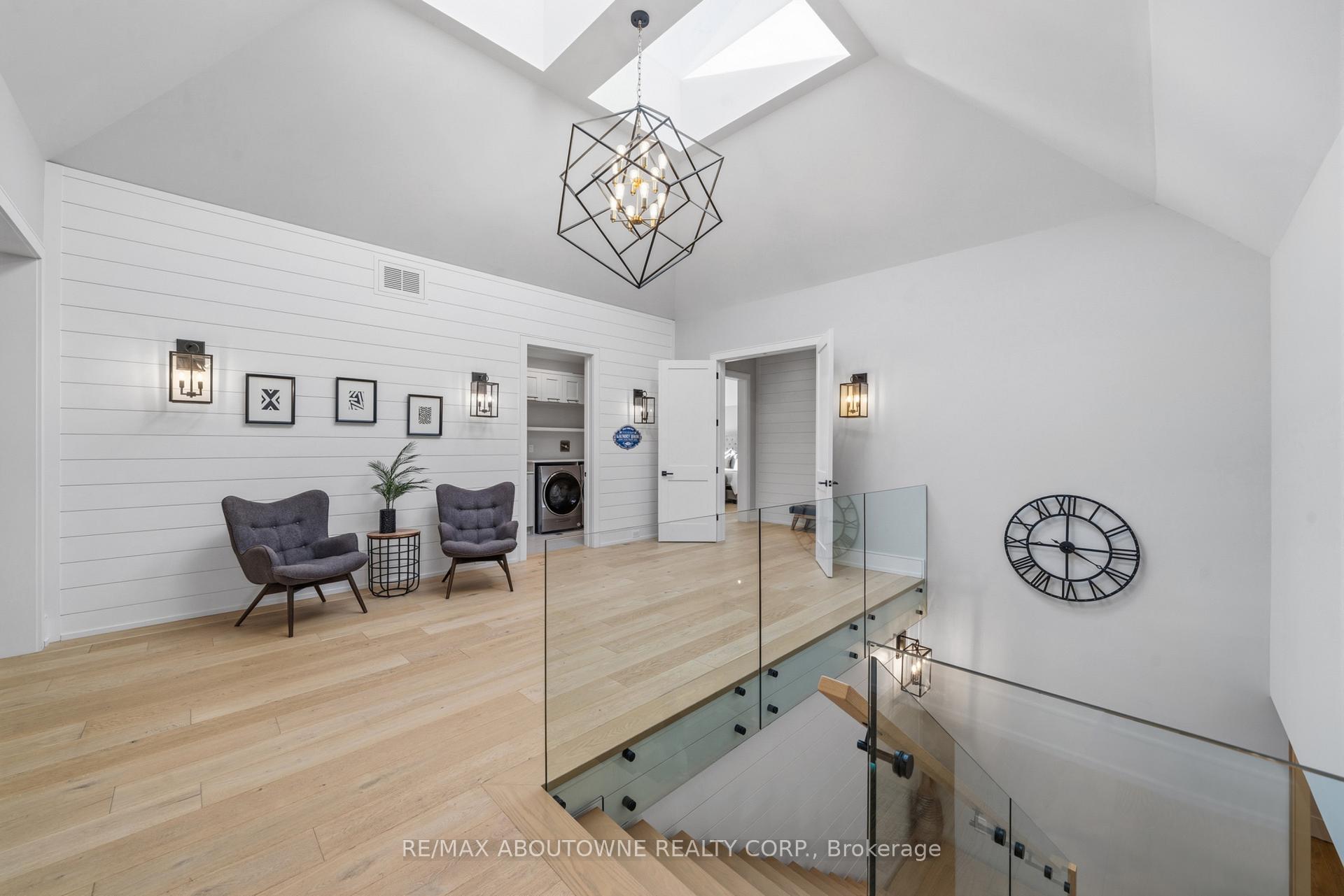 489 Lakeshore Road W