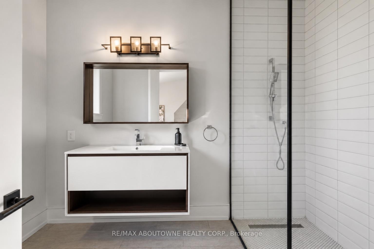 489 Lakeshore Road W