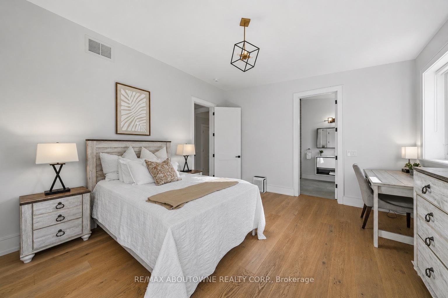 489 Lakeshore Road W