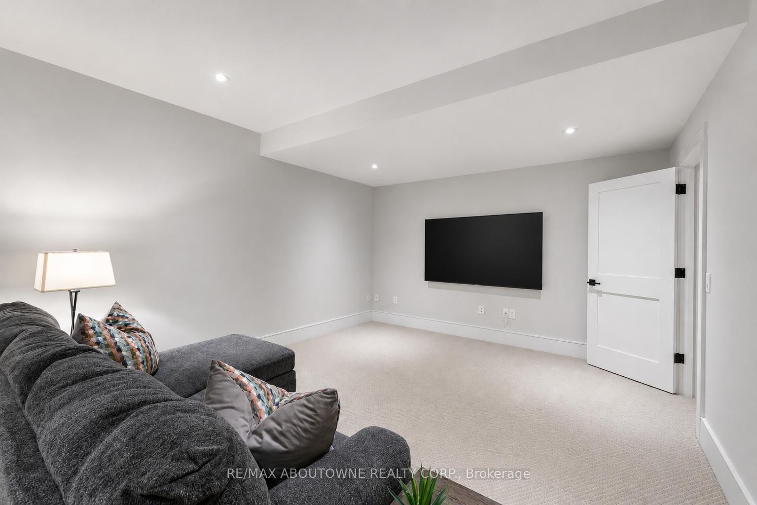 489 Lakeshore Road W