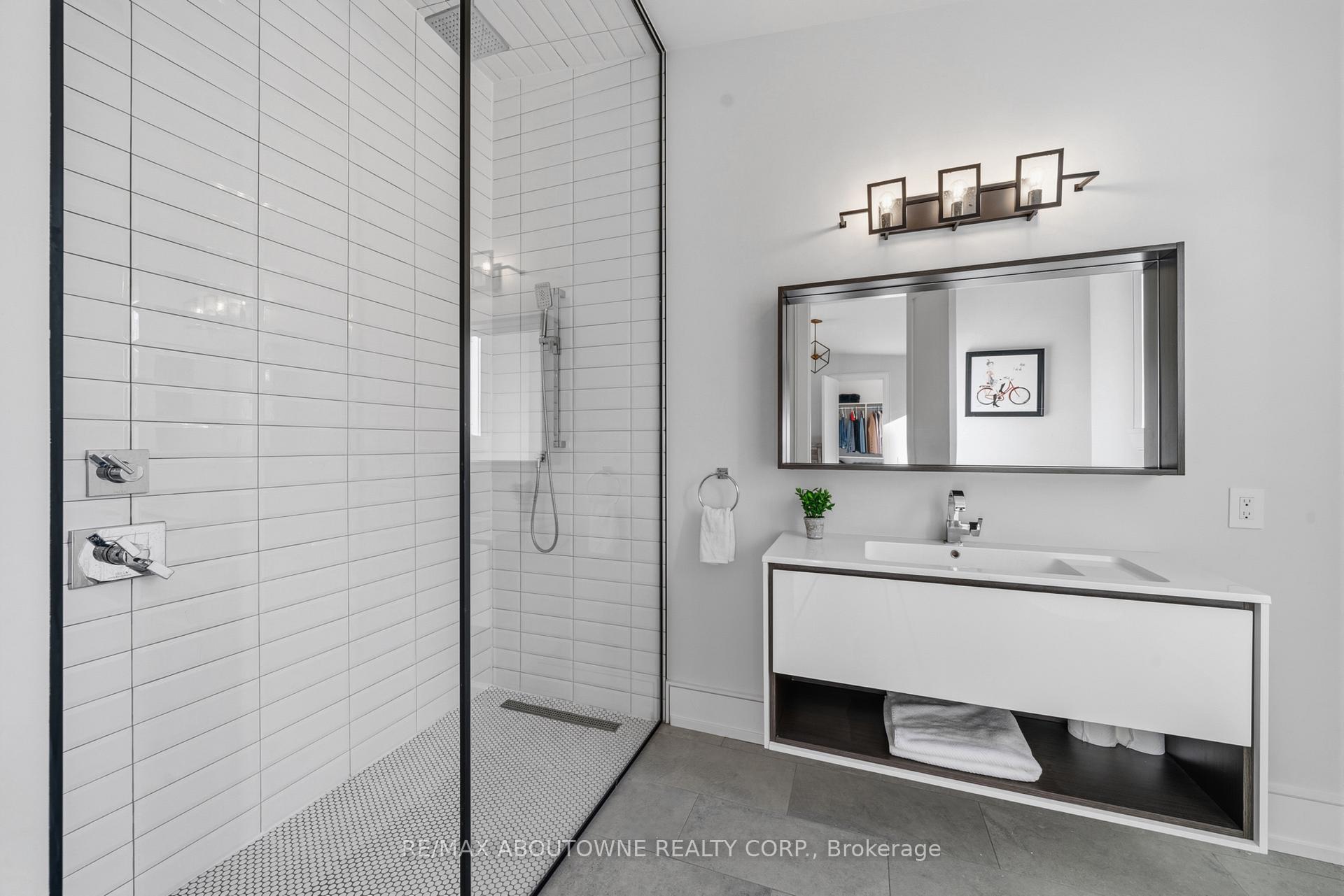 489 Lakeshore Road W