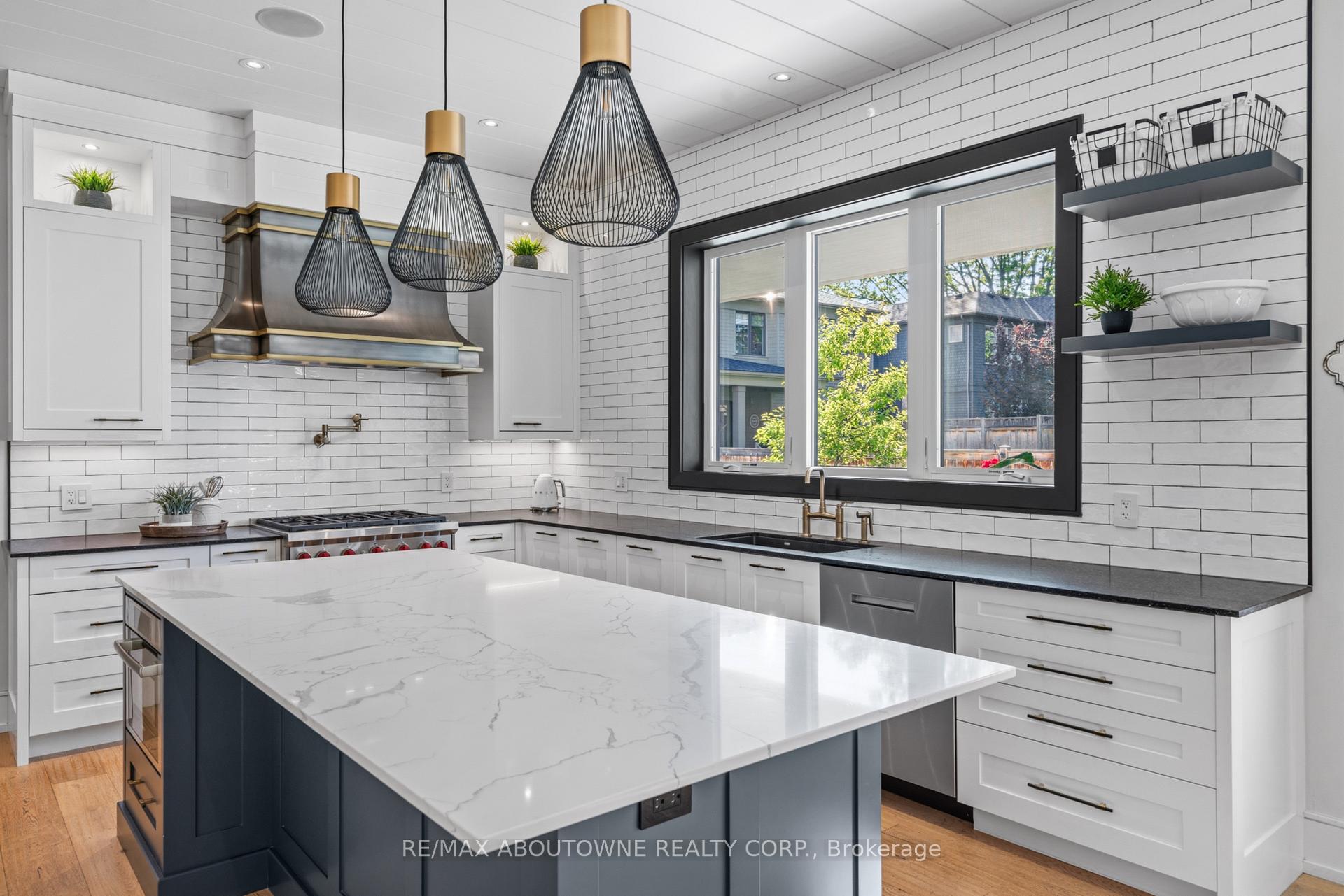 489 Lakeshore Road W