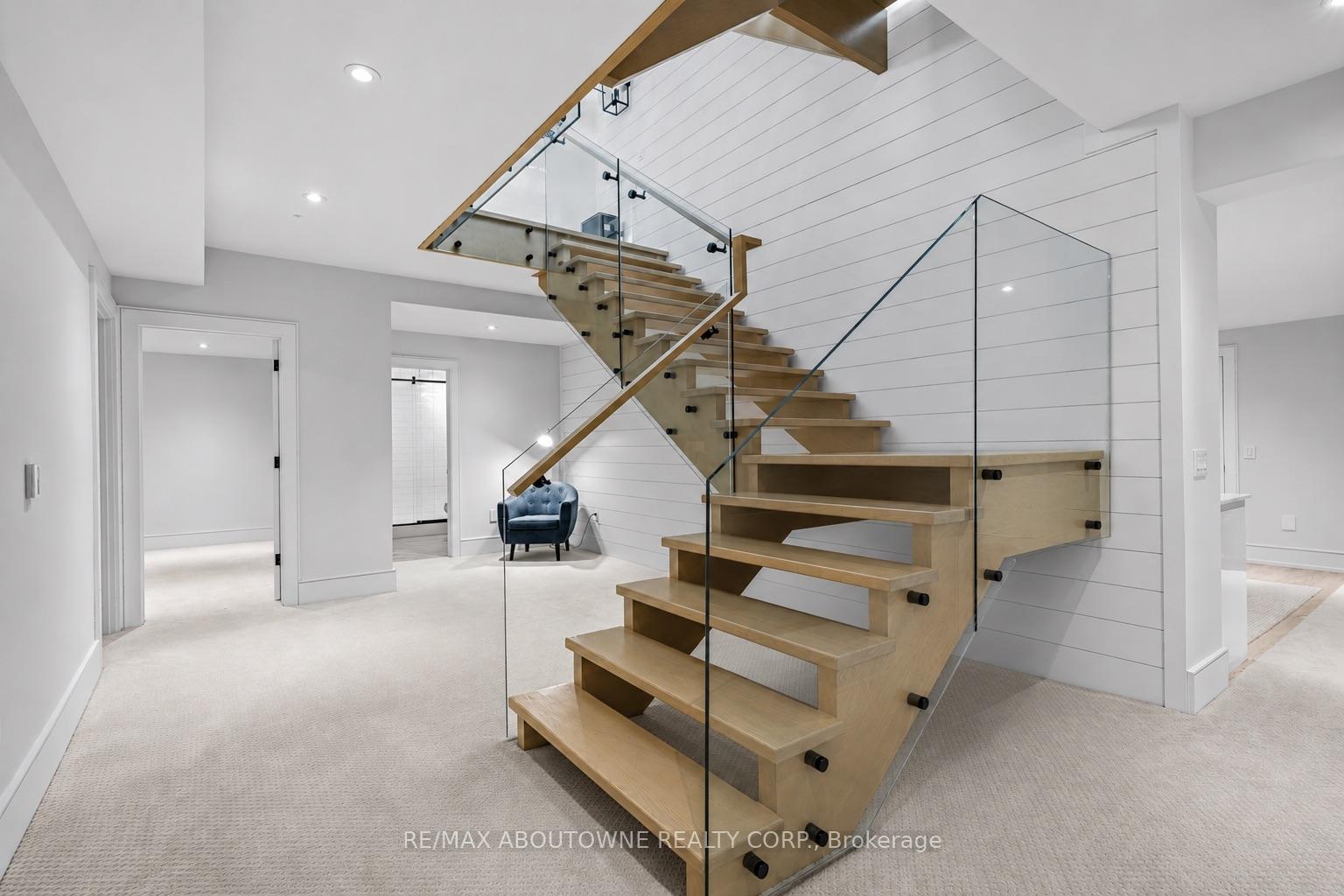 489 Lakeshore Road W