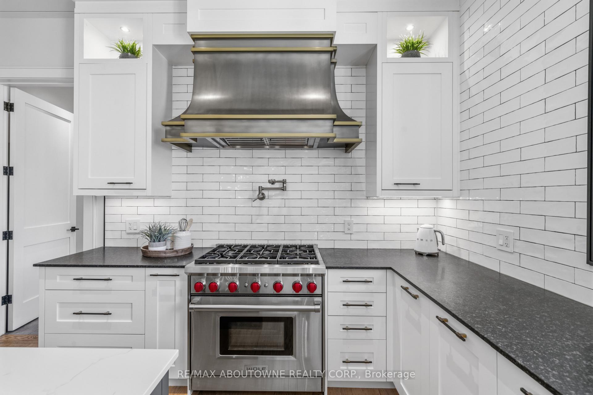 489 Lakeshore Road W