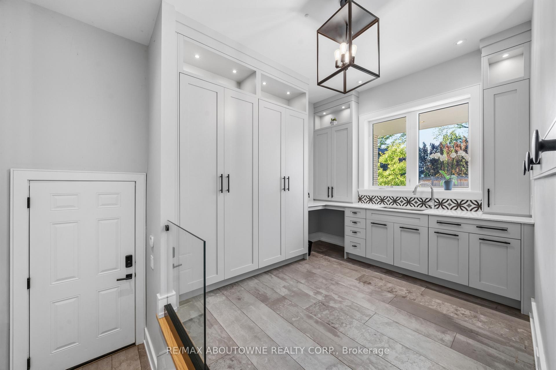 489 Lakeshore Road W