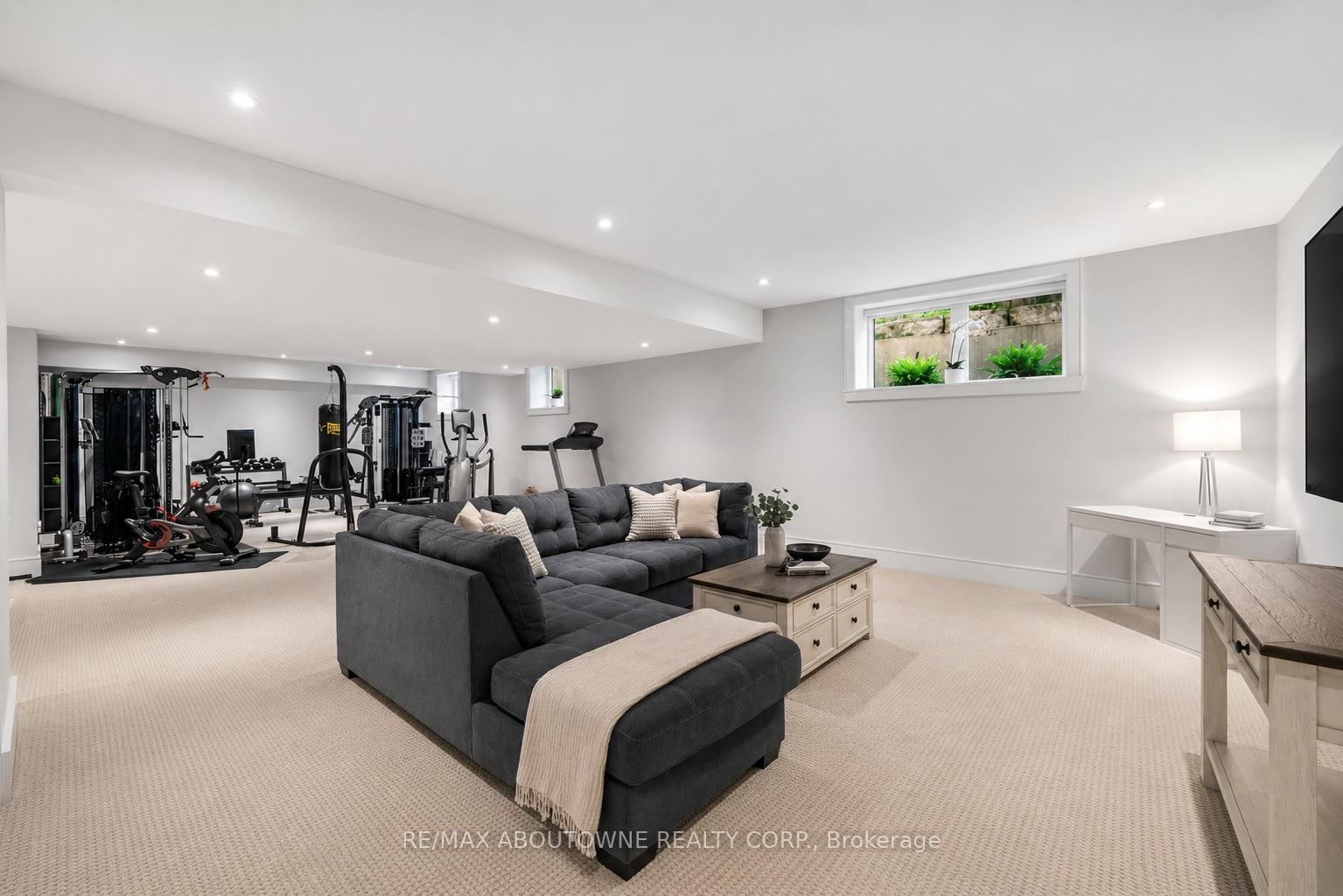 489 Lakeshore Road W