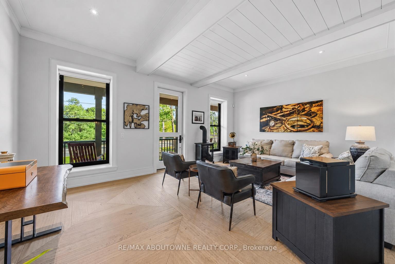 489 Lakeshore Road W