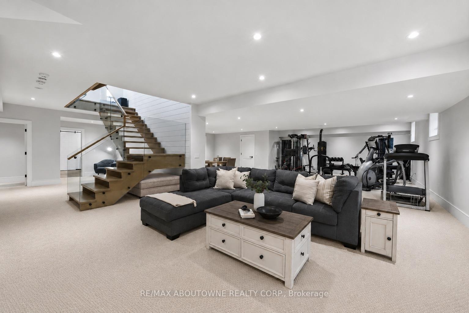 489 Lakeshore Road W