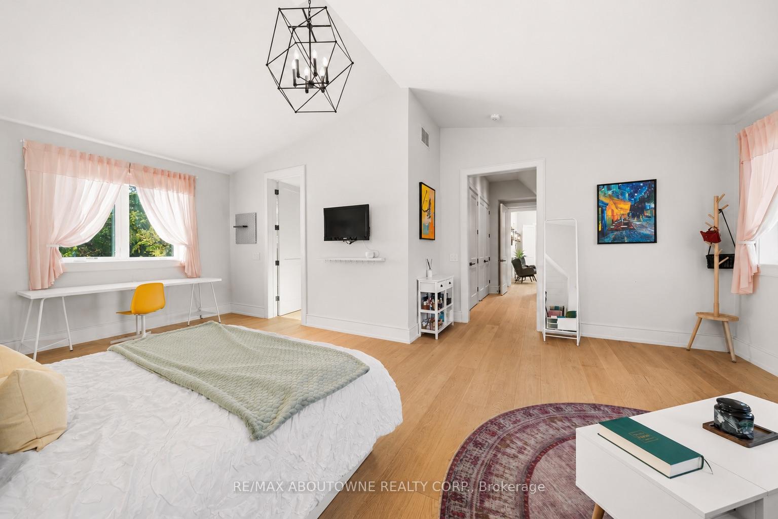 489 Lakeshore Road W