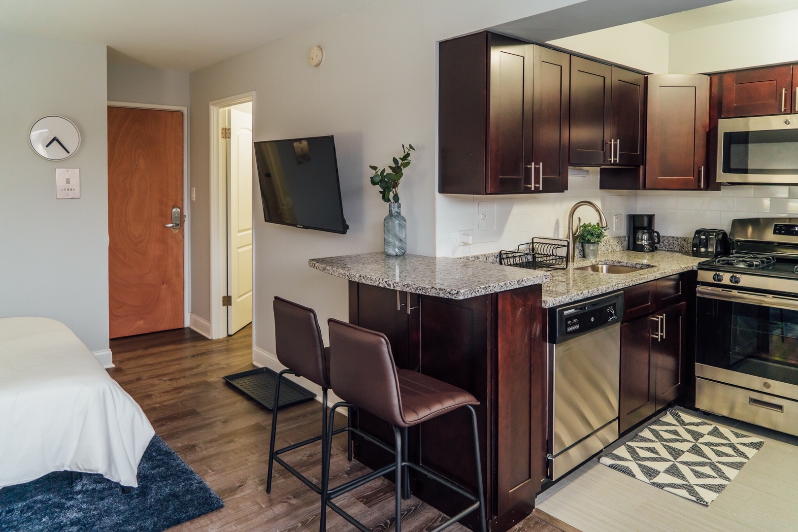 5534 N Kenmore Avenue Unit: 504