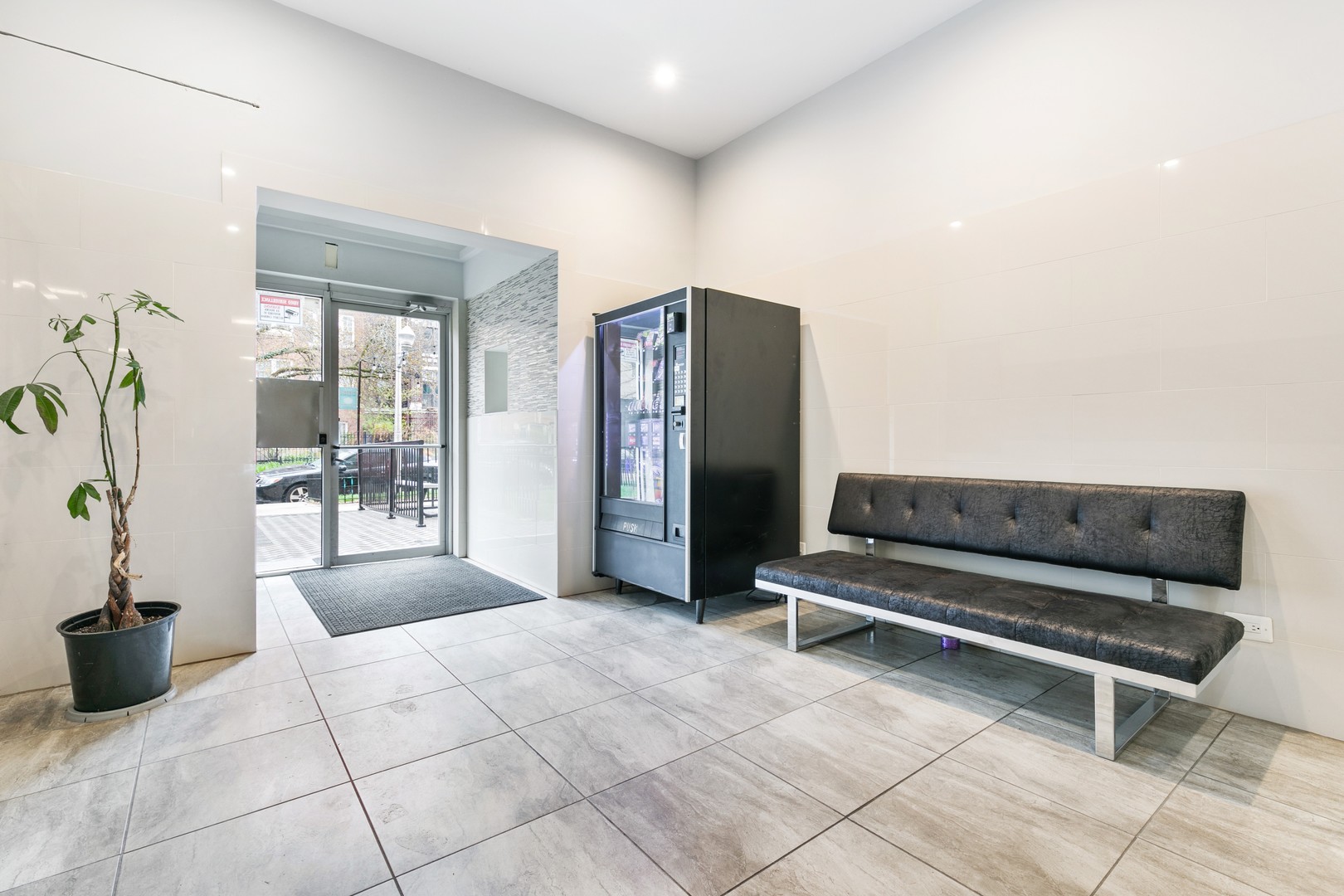 5860 N Kenmore Avenue Unit: 510