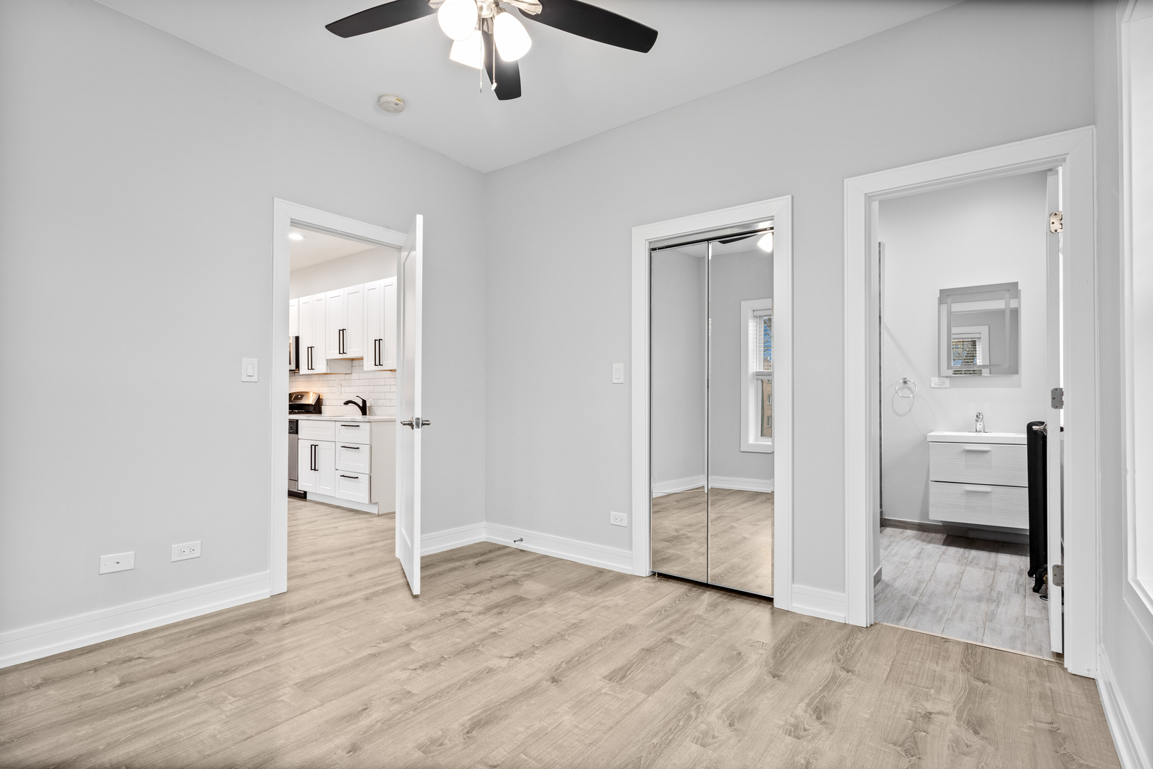 1055 W Glenlake Avenue Unit: 2