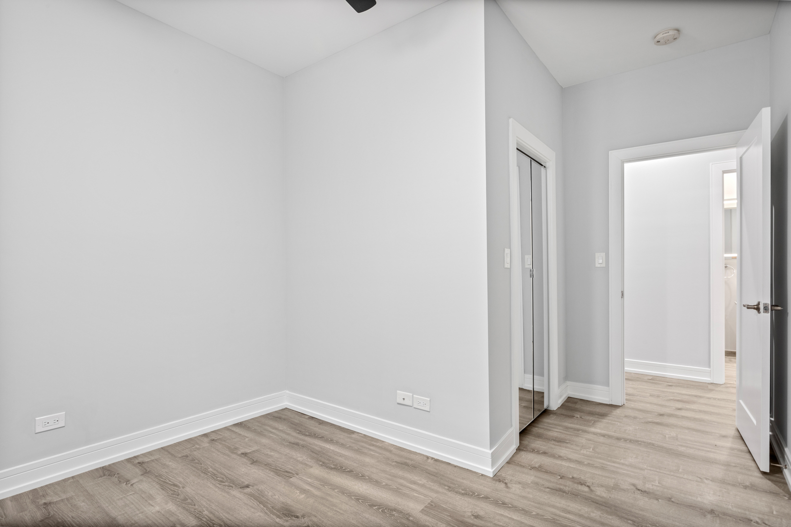 1055 W Glenlake Avenue Unit: 2