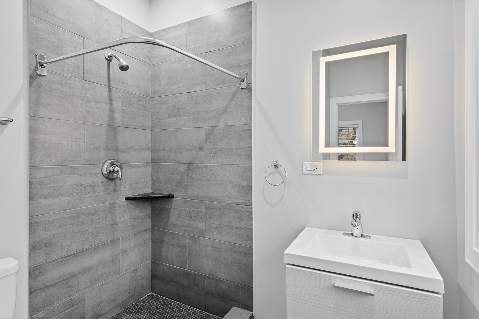 1055 W Glenlake Avenue Unit: 2