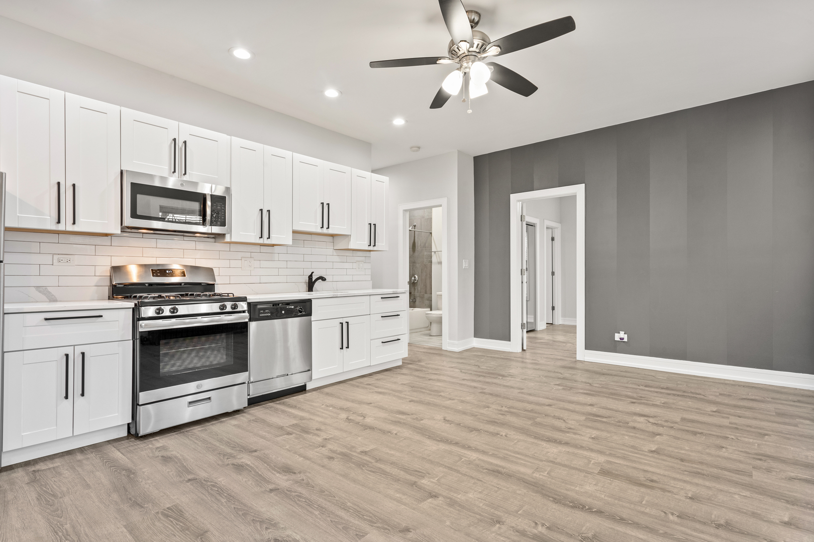 1055 W Glenlake Avenue Unit: 2