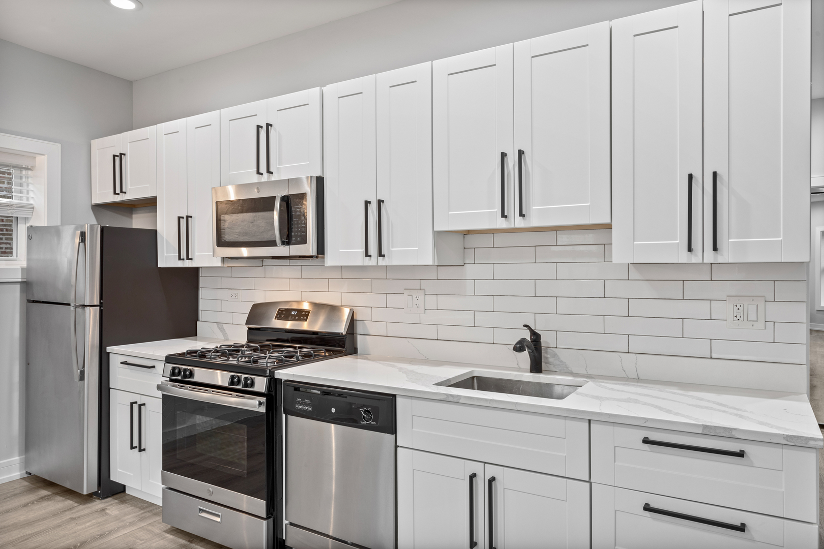 1055 W Glenlake Avenue Unit: 2