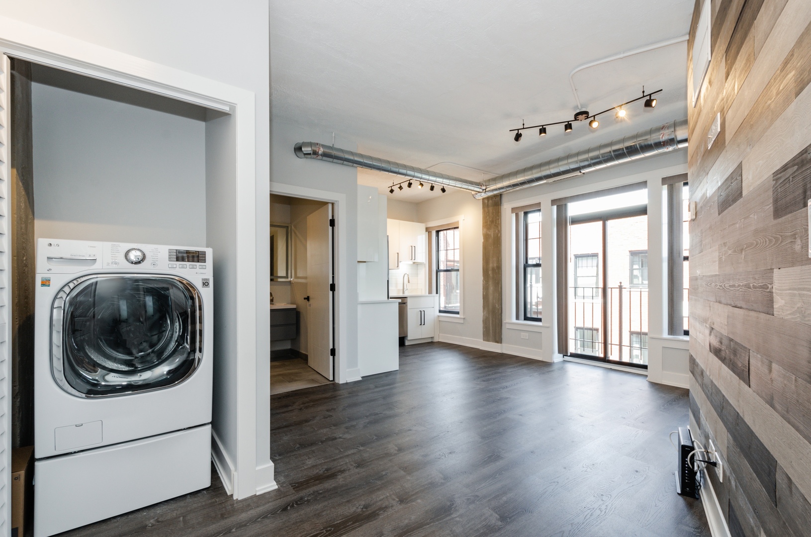 7645 N SHERIDAN Road Unit: 213