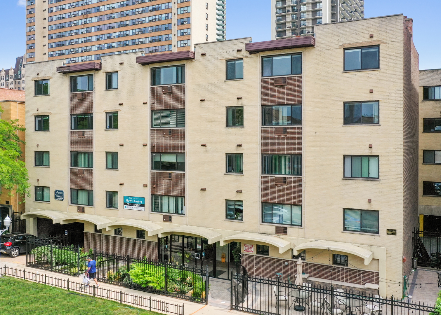 6001 N Kenmore Avenue Unit: 210