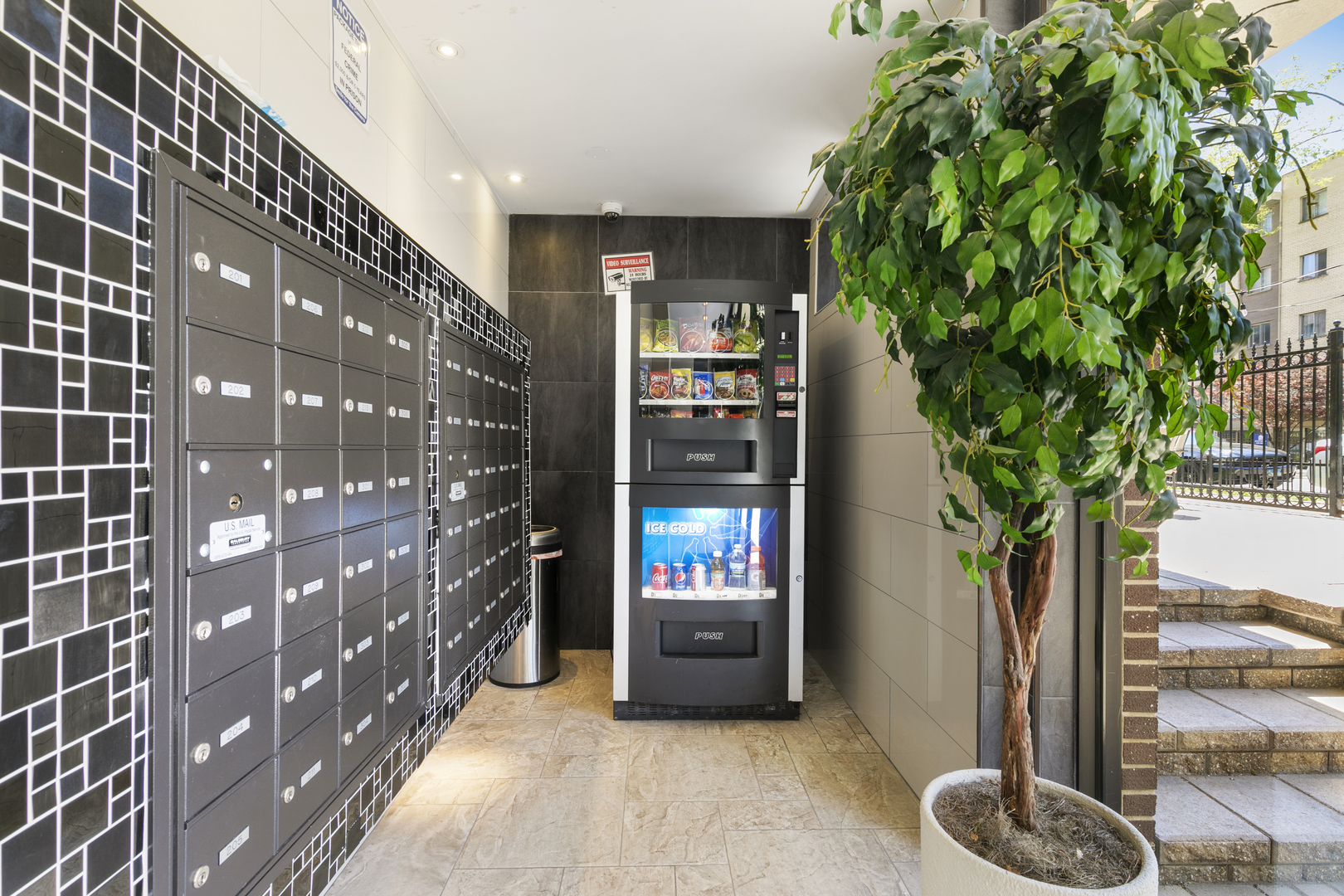 6001 N Kenmore Avenue Unit: 210