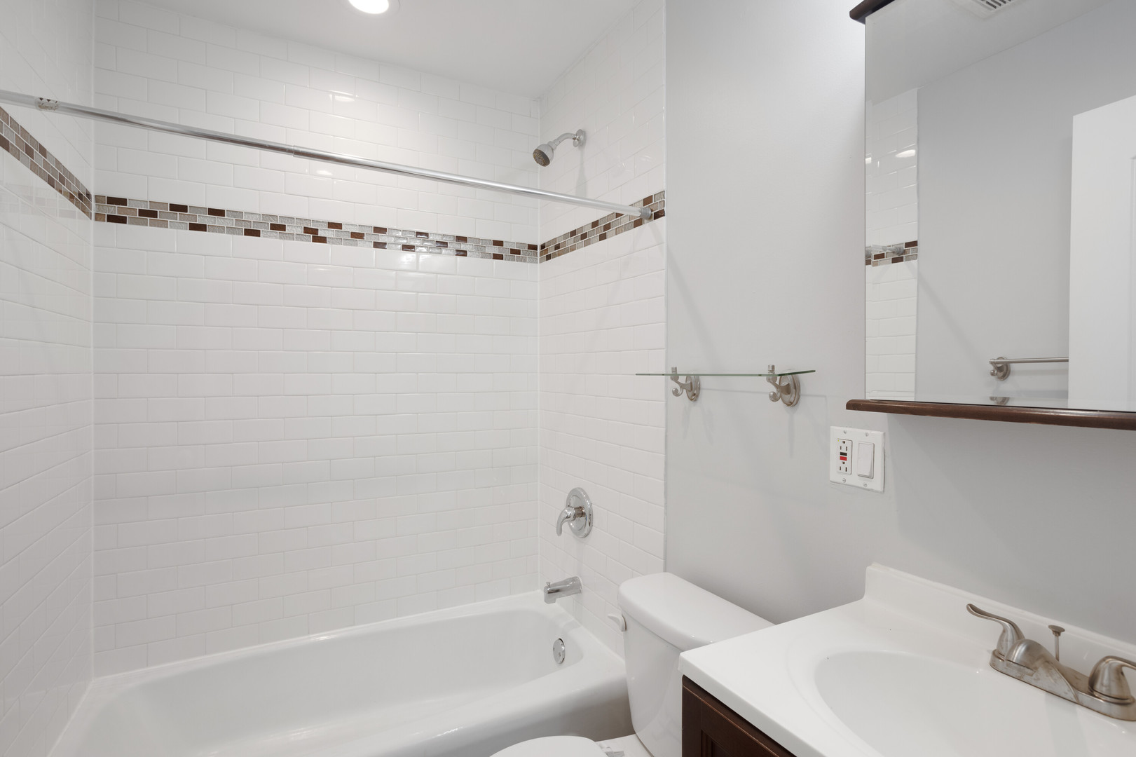 6001 N Kenmore Avenue Unit: 210