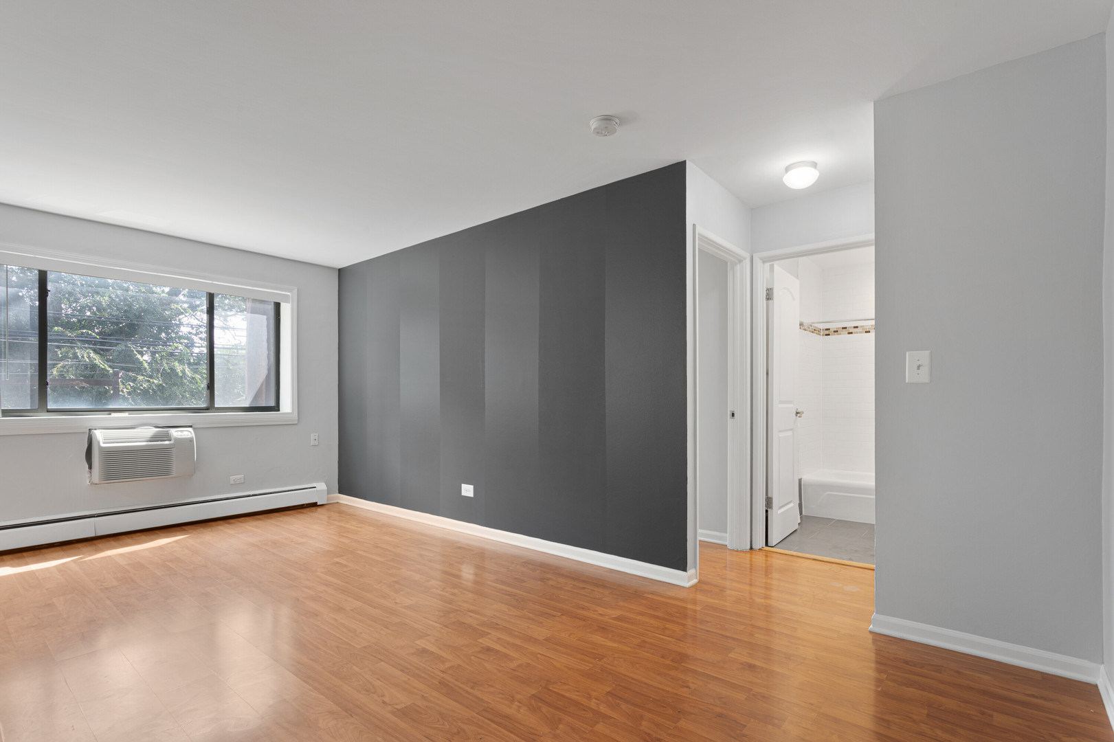 6001 N Kenmore Avenue Unit: 210