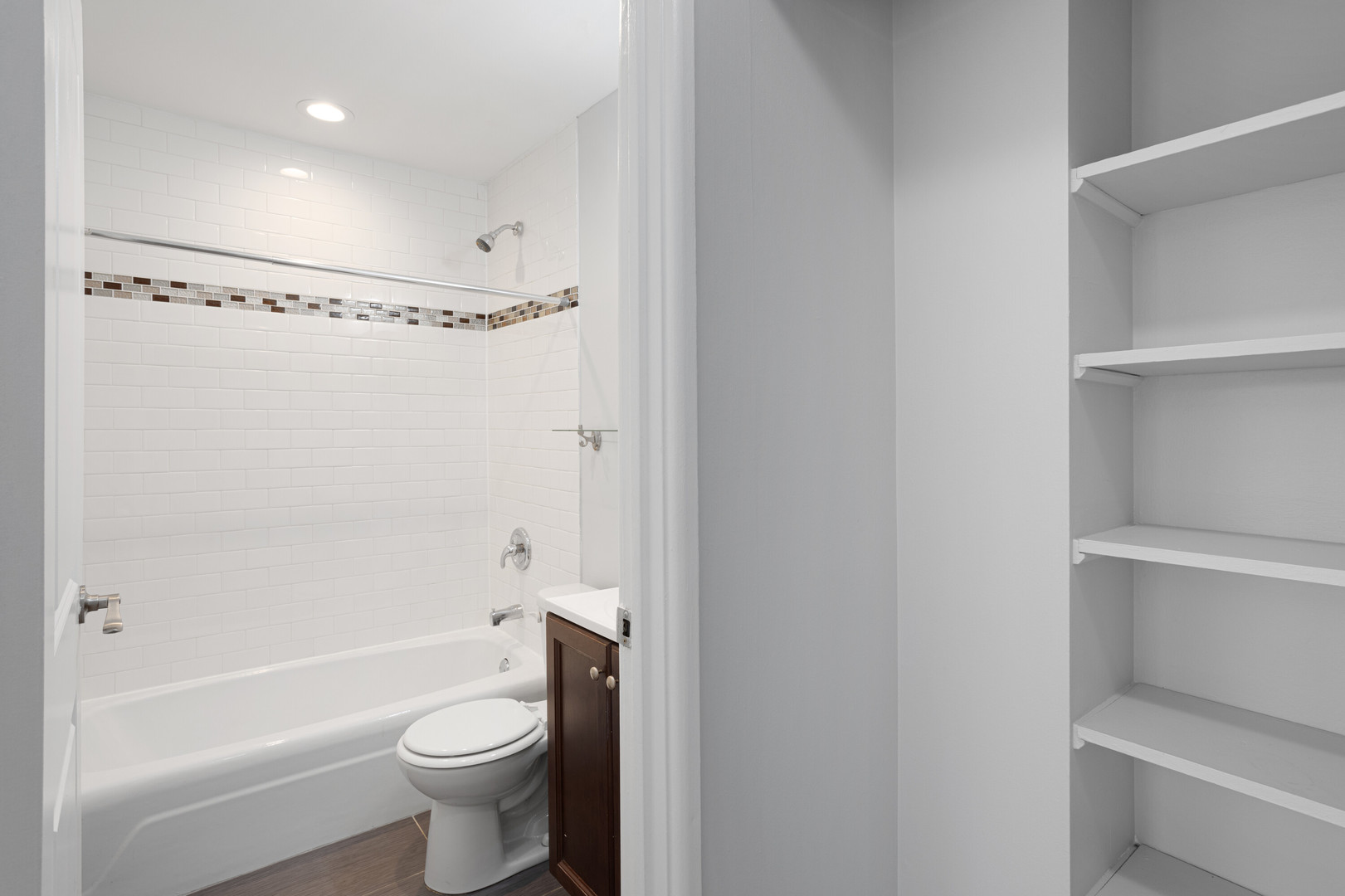 6001 N Kenmore Avenue Unit: 210