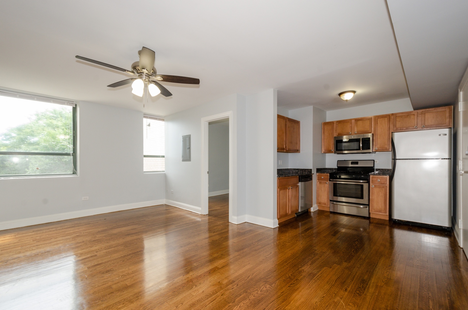 7616 N MARSHFIELD Avenue Unit: 405