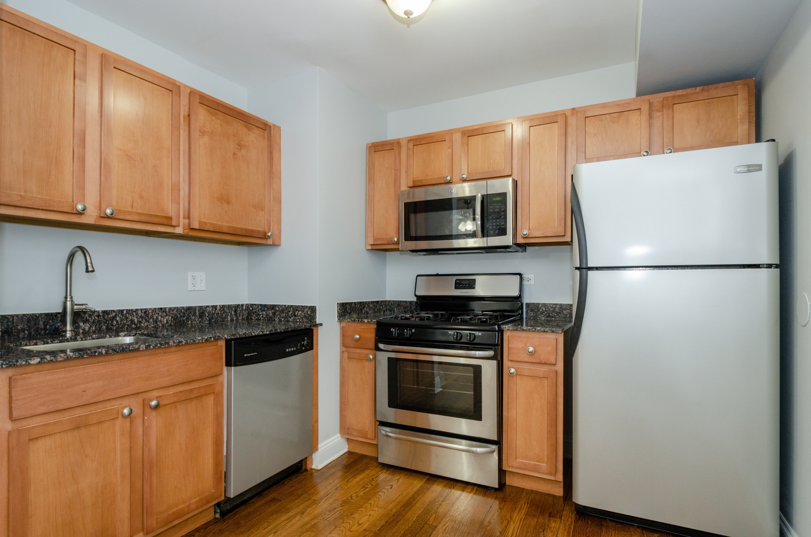 7616 N MARSHFIELD Avenue Unit: 405
