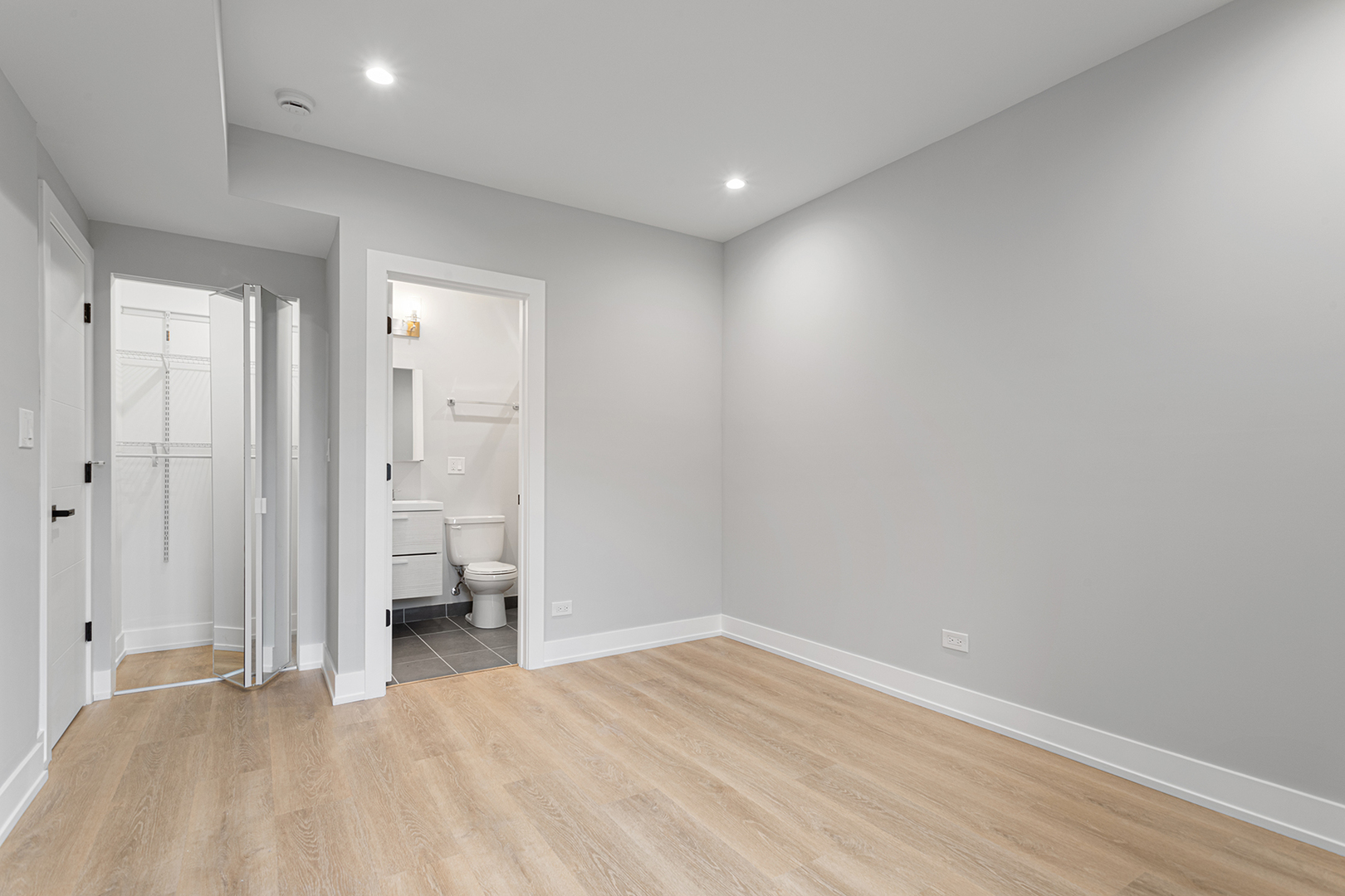 1558 W Juneway Terrace Unit: 2M