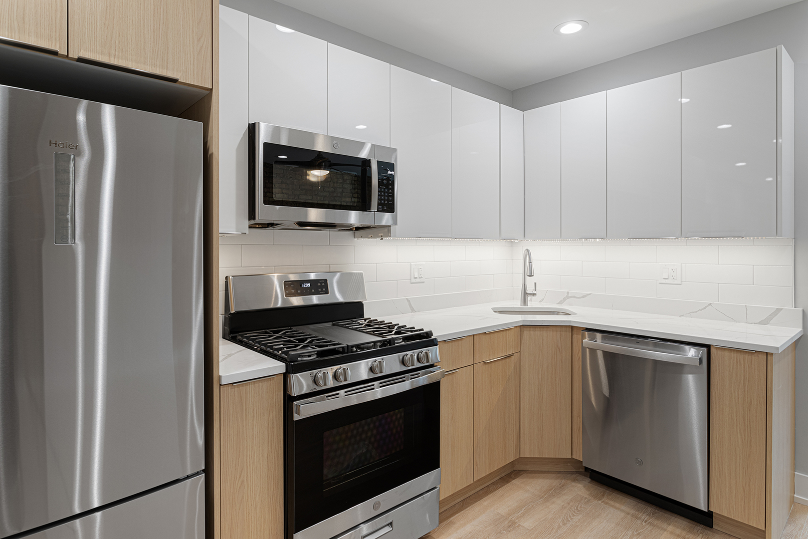 1558 W Juneway Terrace Unit: 2M