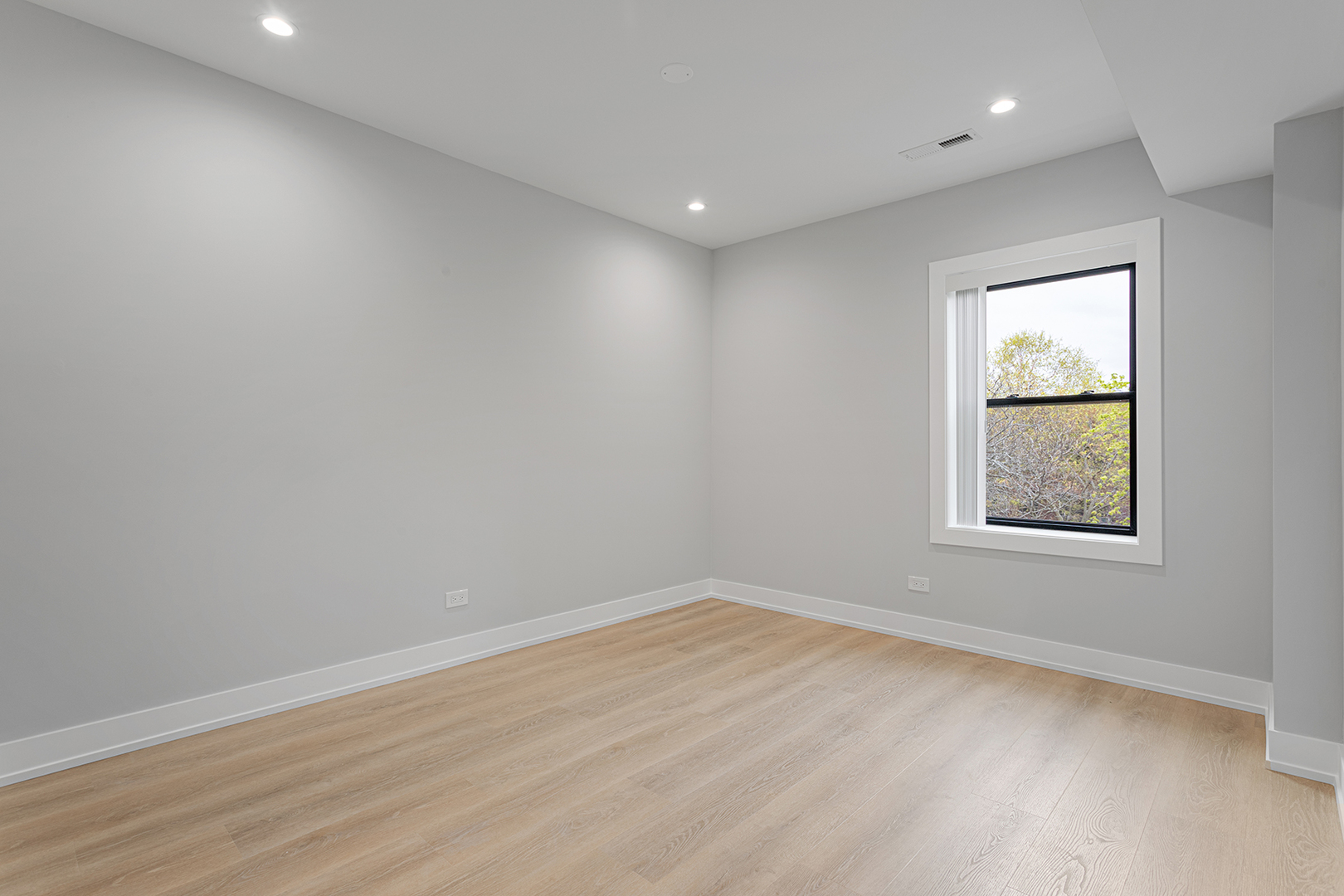 1558 W Juneway Terrace Unit: 2M