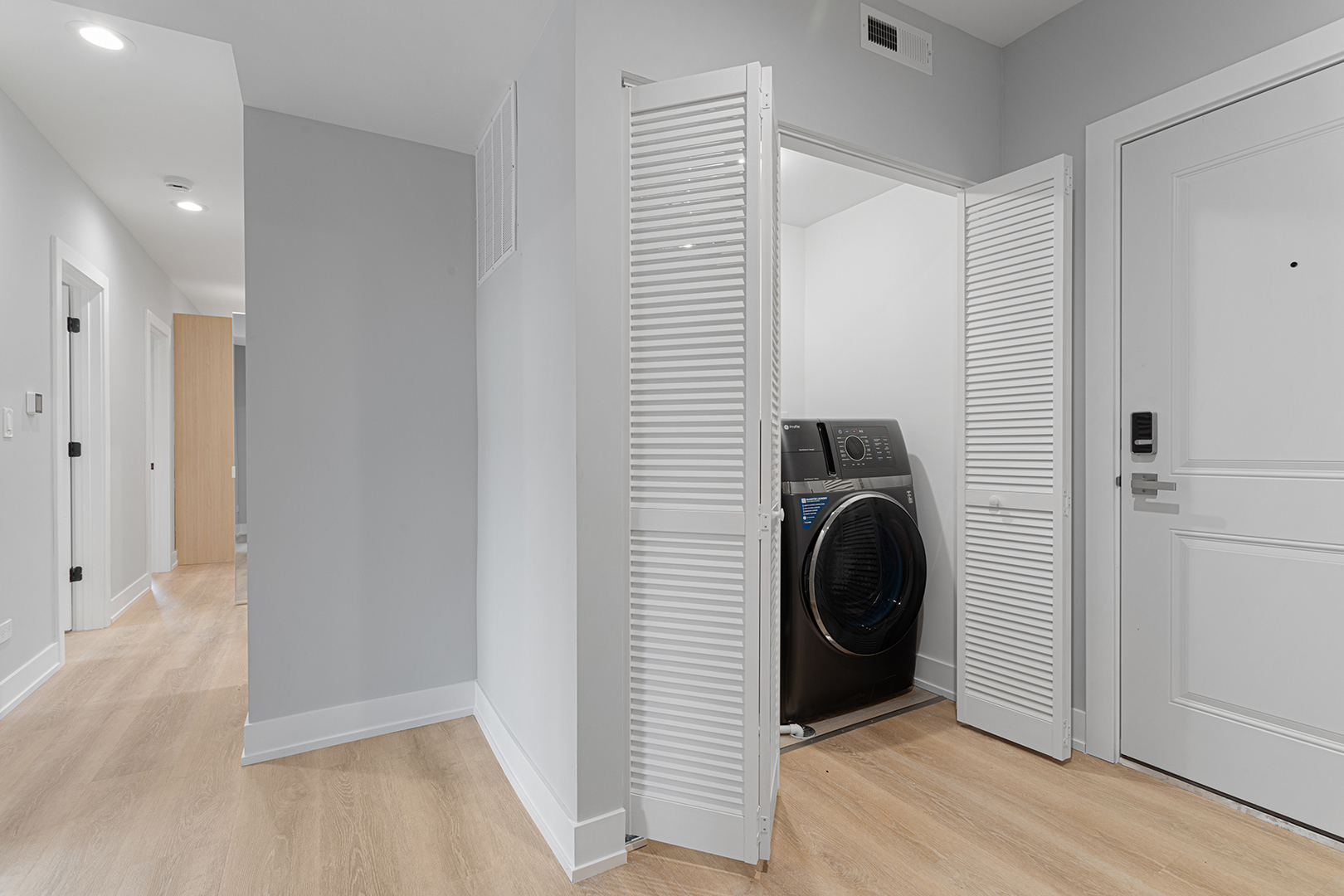 1558 W Juneway Terrace Unit: 2M