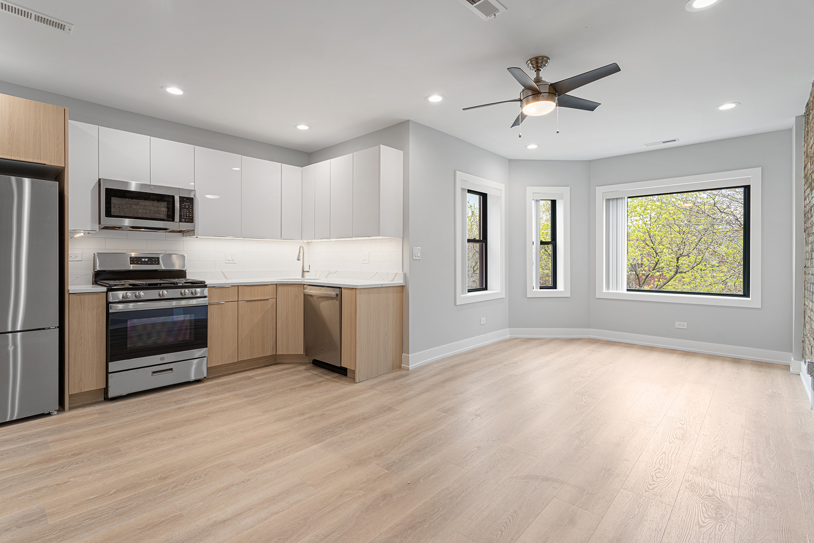 1558 W Juneway Terrace Unit: 2M