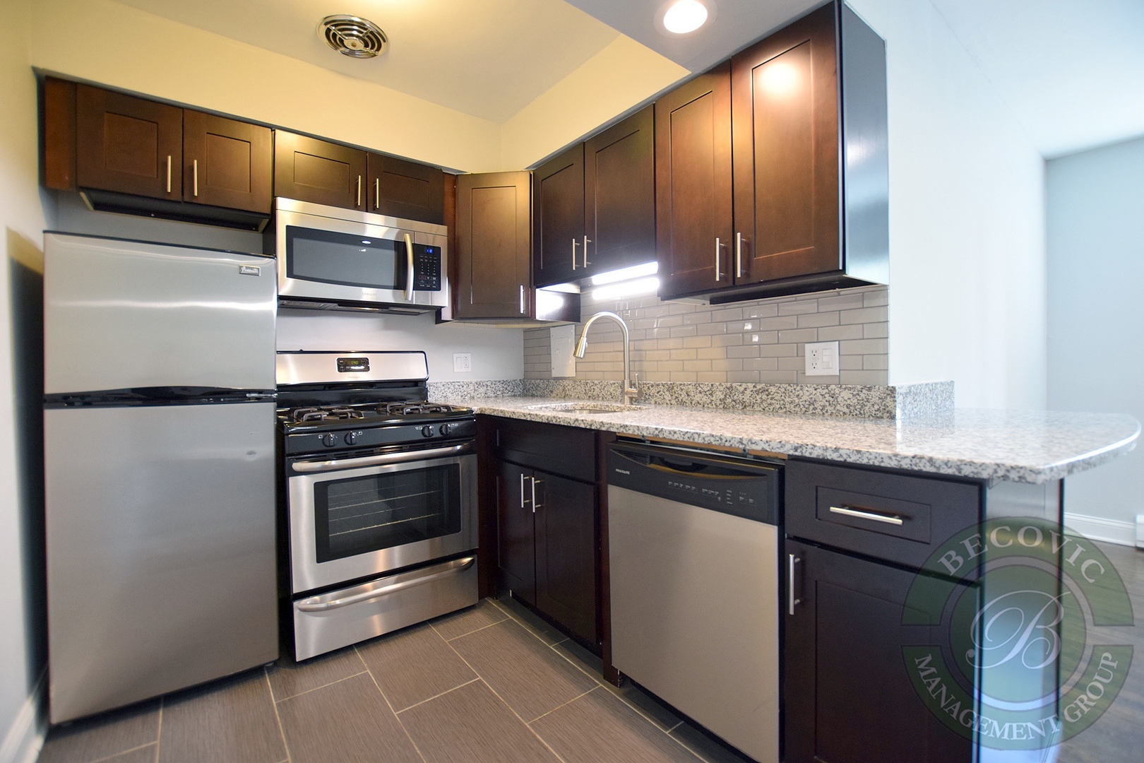 6201 N Kenmore Avenue Unit: 208