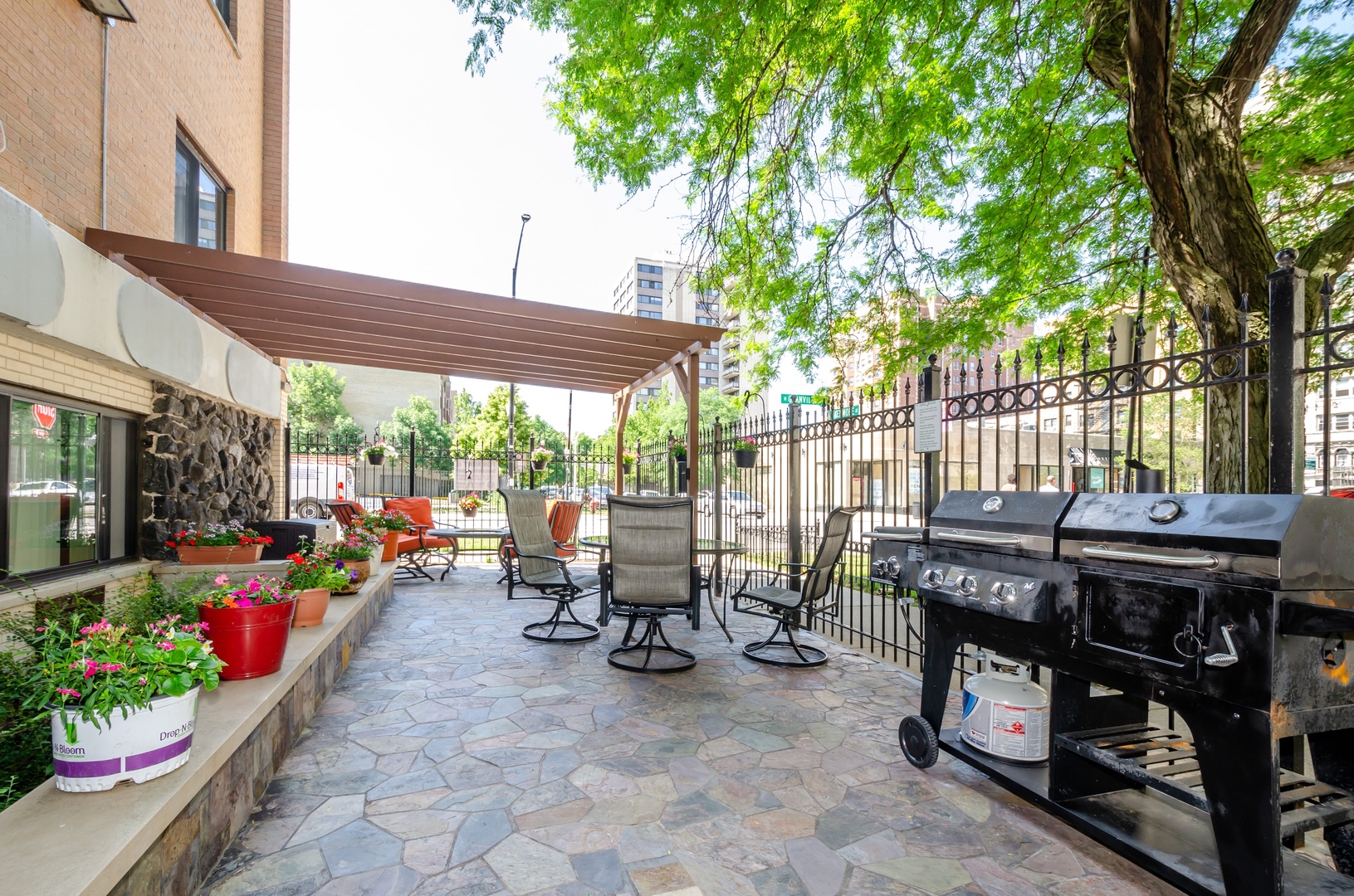 6201 N Kenmore Avenue Unit: 208