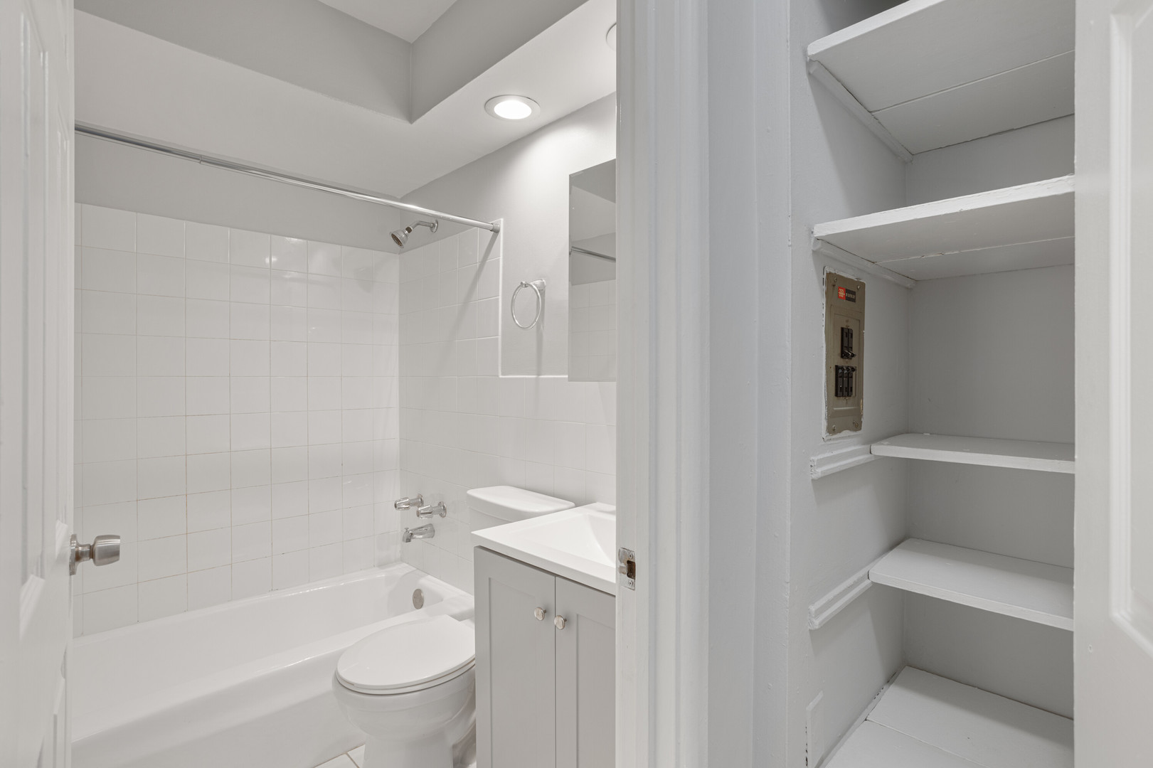 6758 N Sheridan Avenue Unit: 240