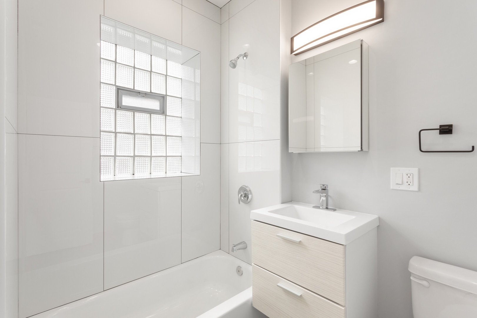 7663 N ROGERS Avenue Unit: 3