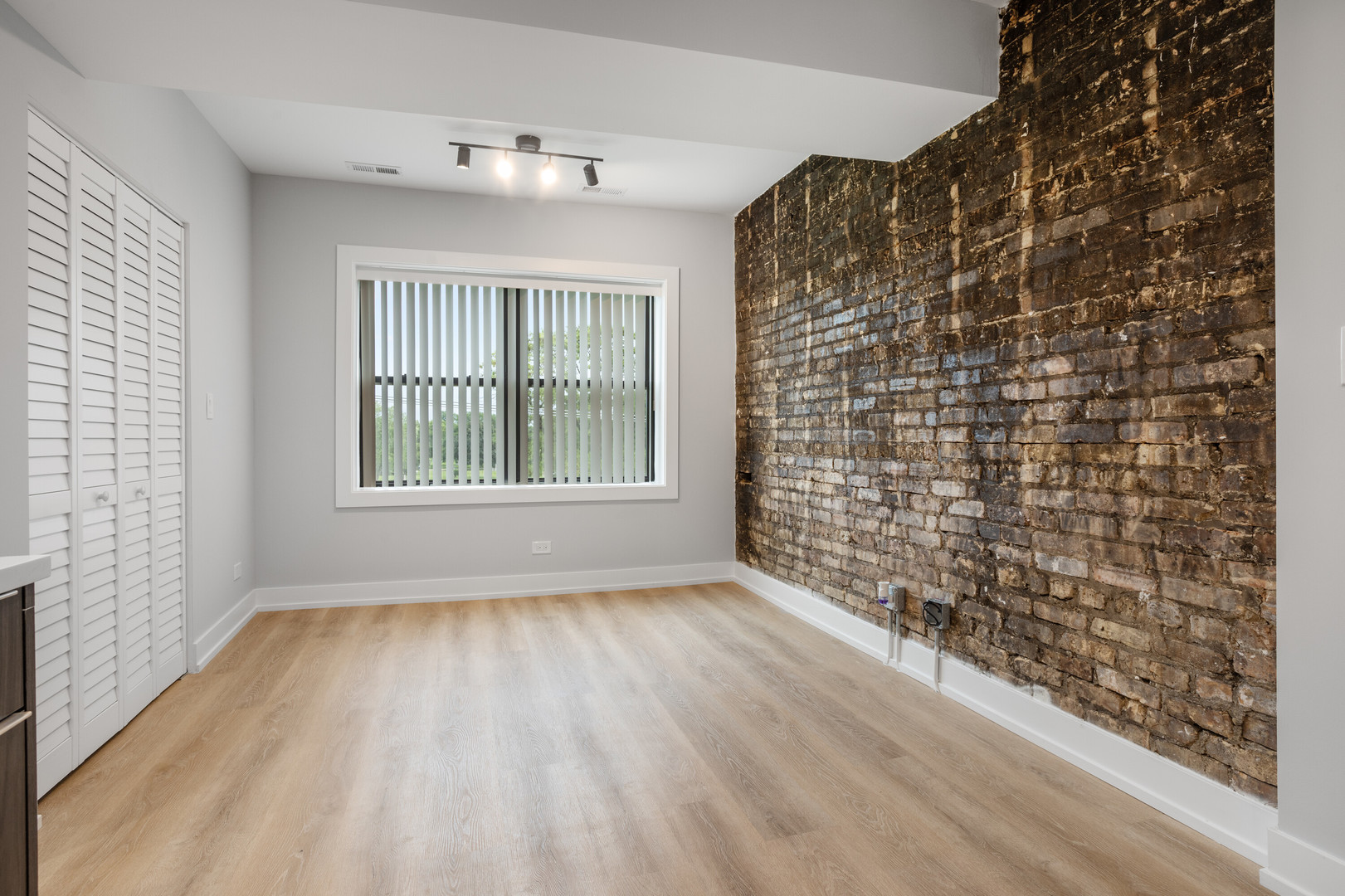 1558.5 W Juneway Terrace Unit: 2S