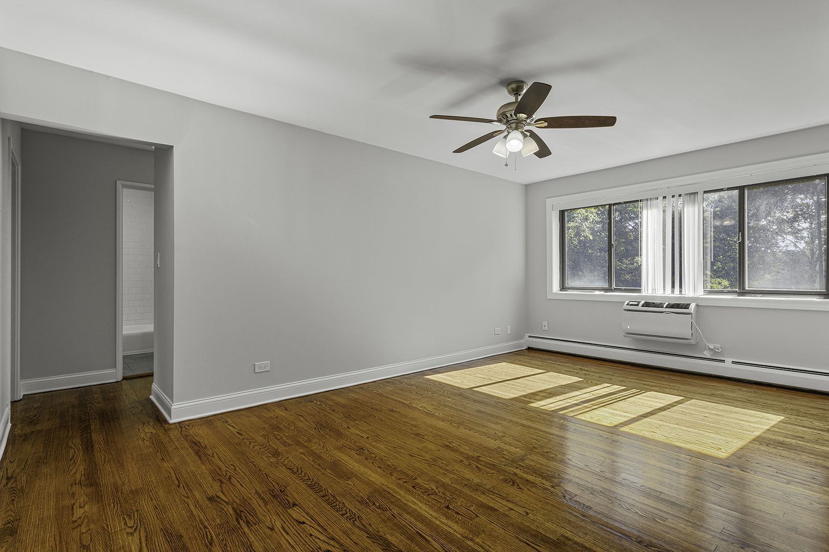 6826 N Ridge Boulevard Unit: 201