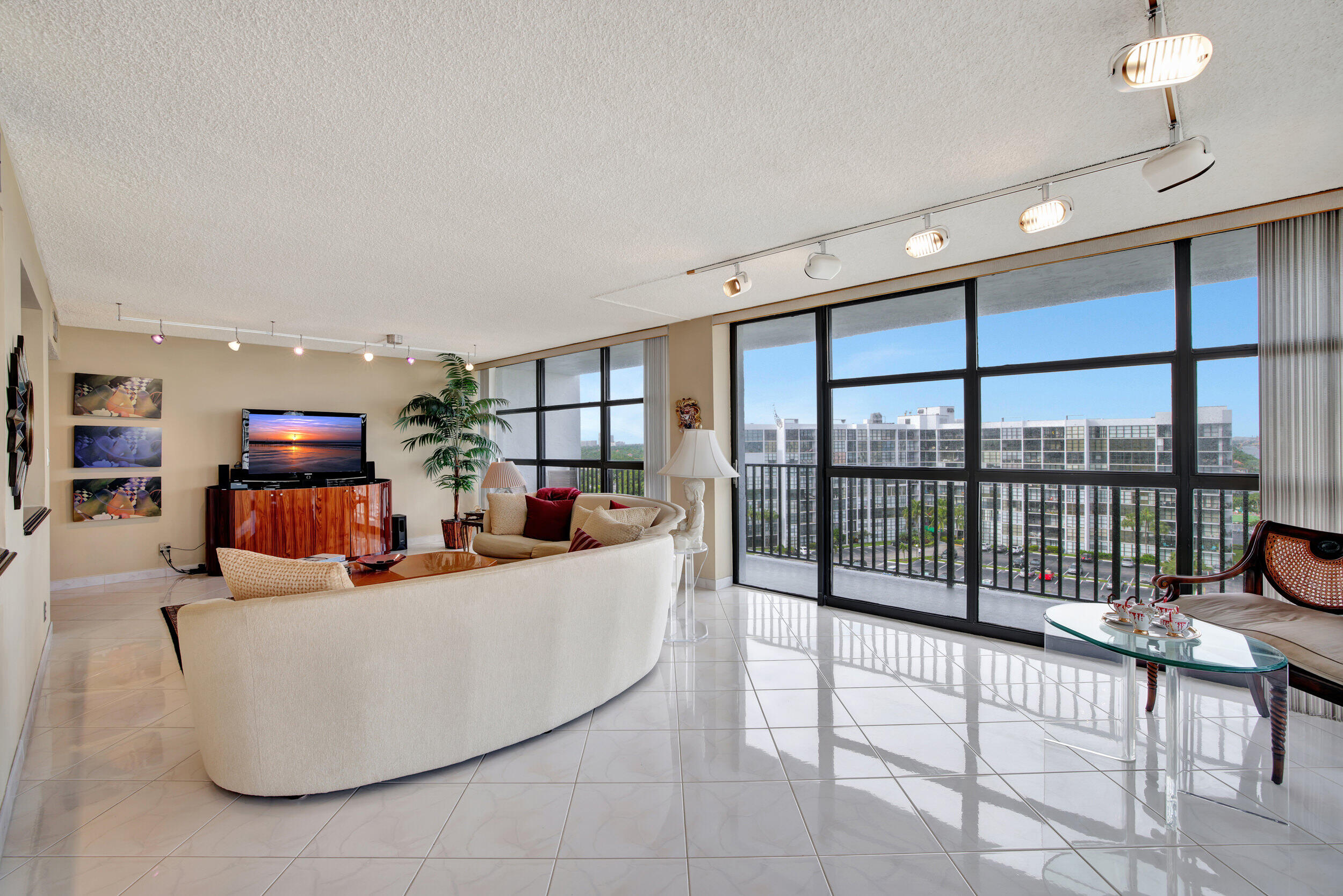 600 Parkview Drive 921