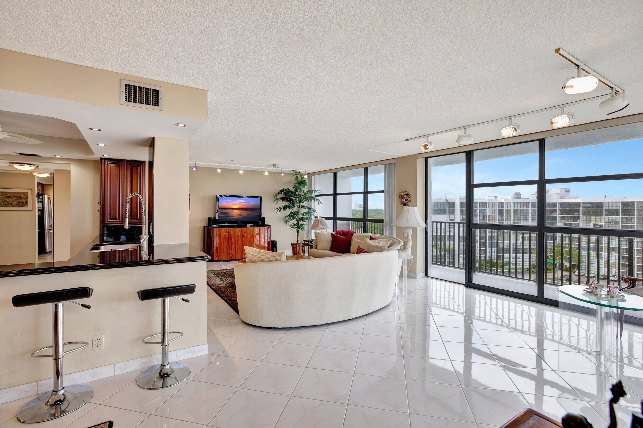 600 Parkview Drive 921