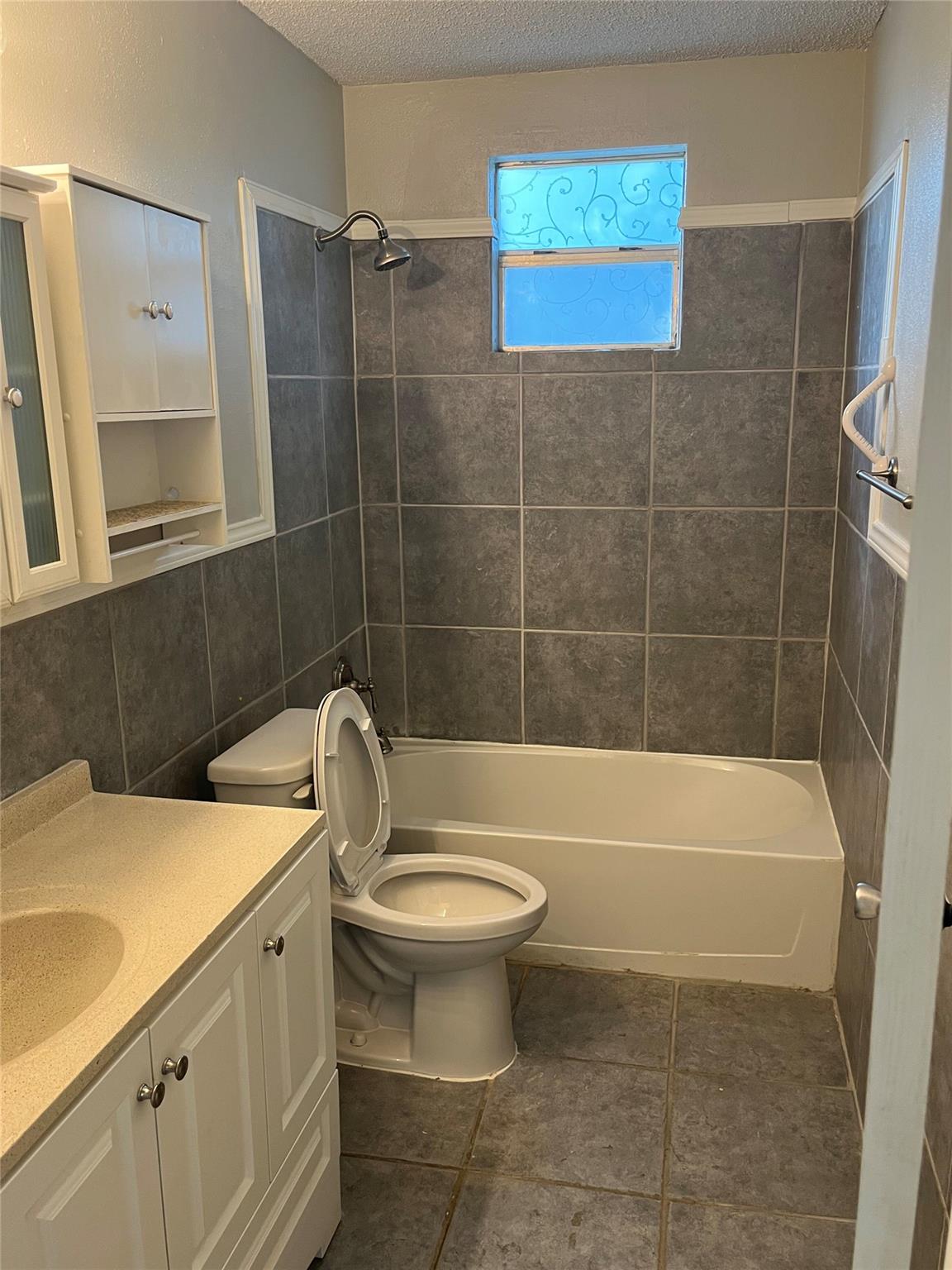 4 Hollywood DR