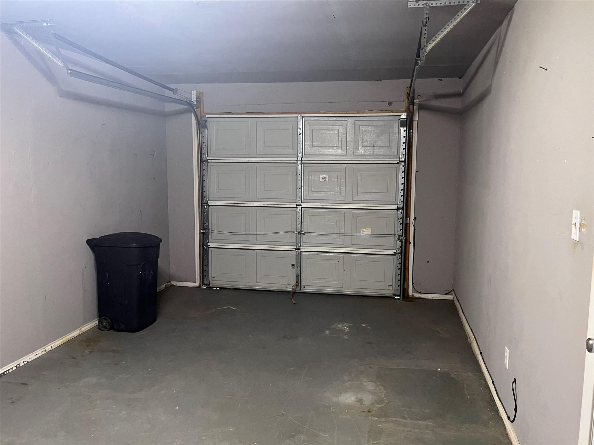 4 Hollywood DR