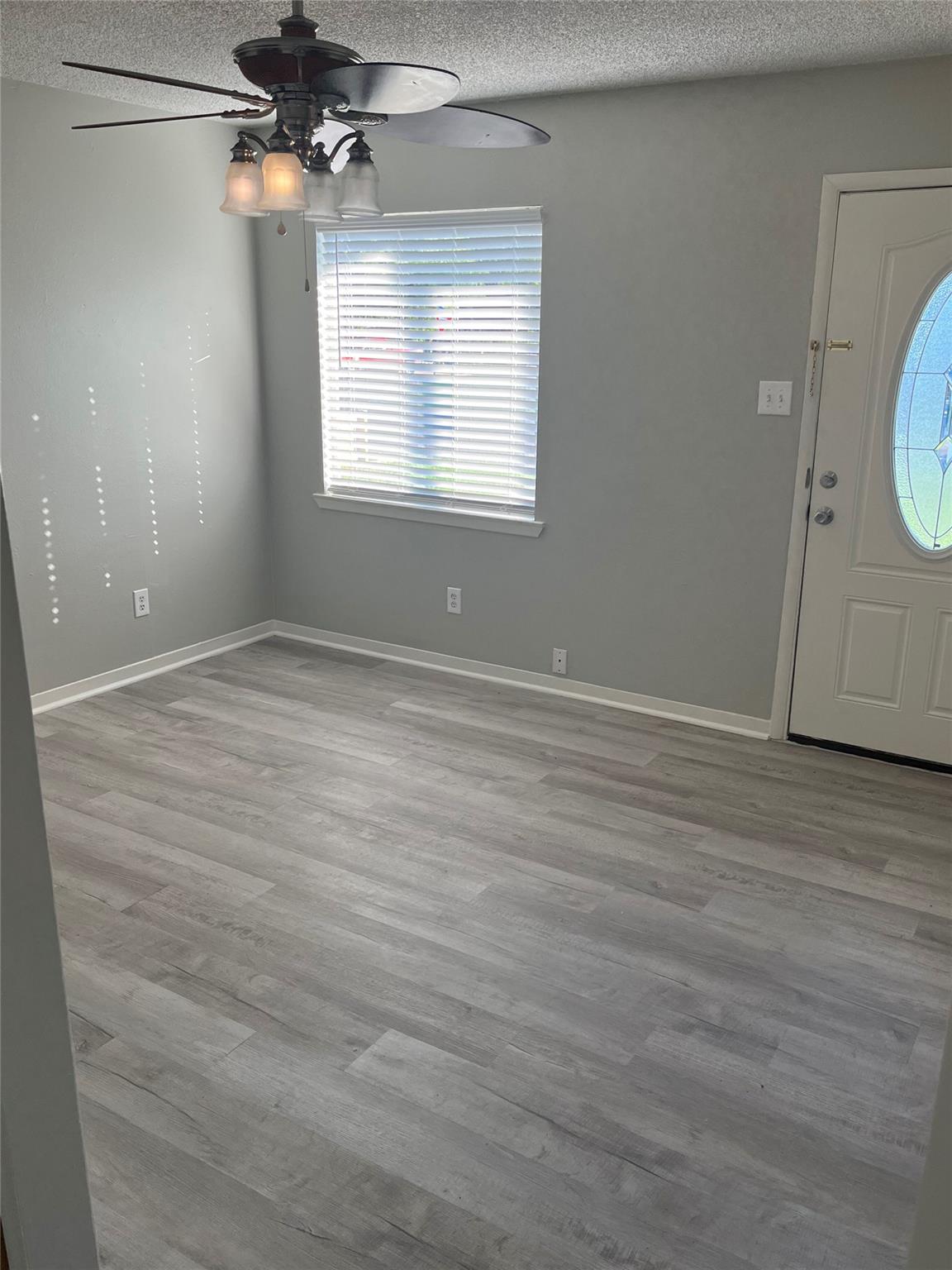 4 Hollywood DR