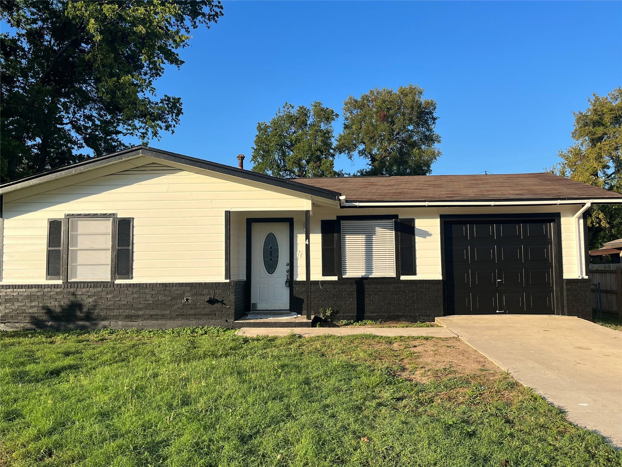 4 Hollywood DR