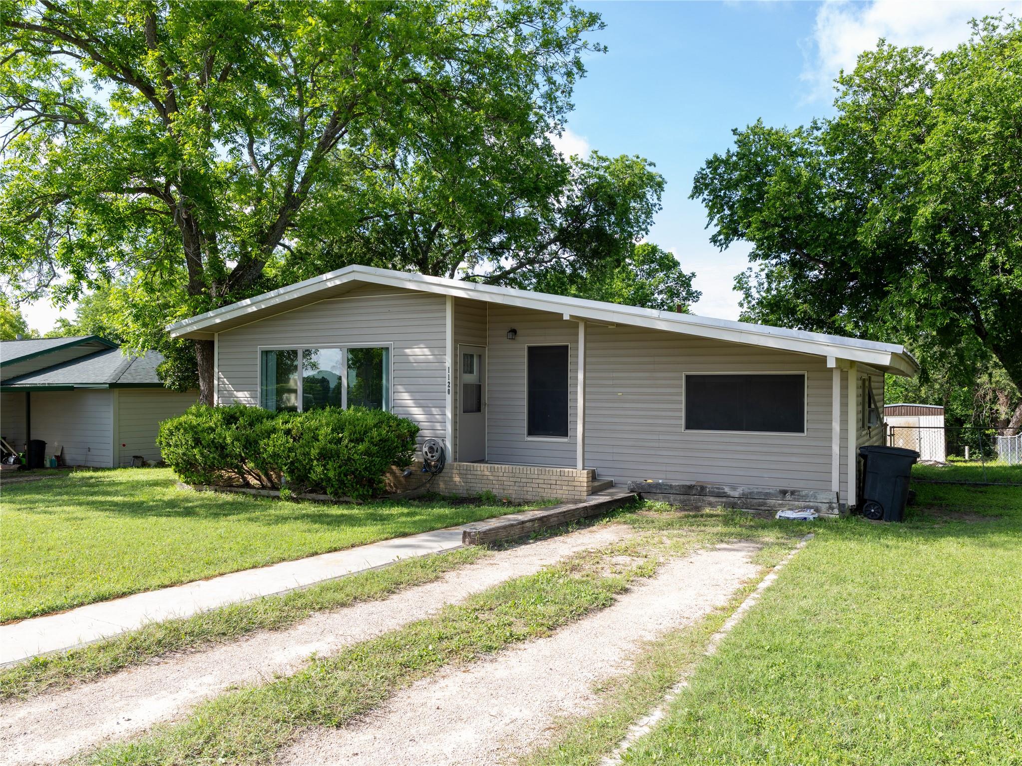 1120 Nix RD