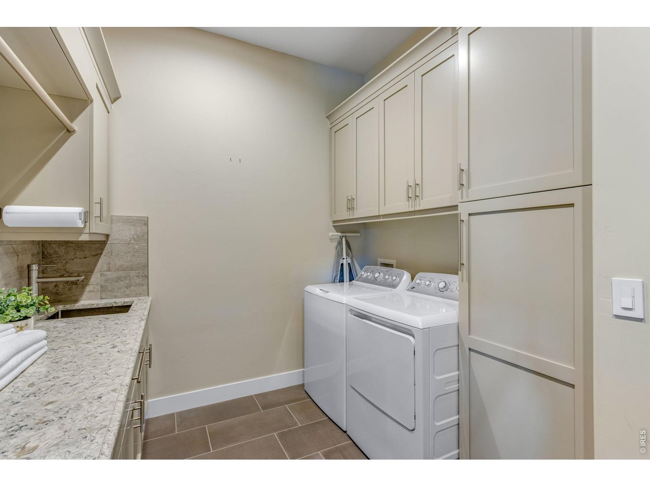 2006 Vineyard Dr